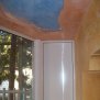 Конструкция из гипсокартона - 2 белые колонны.